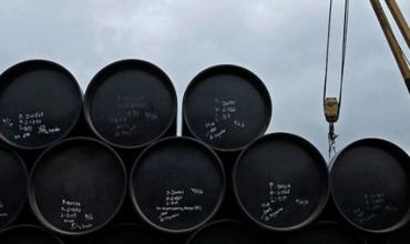 Sigue subiendo el petróleo y preocupa impacto en las naftas