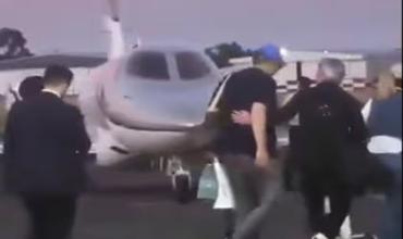 Ordenan medidas para investigar quién pagó el vuelo privado de Manuel Adorni a Punta del Este