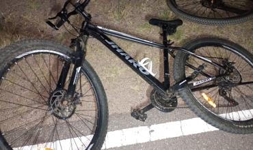 Motocicleta embistió a una bicicleta en Tama: tres personas asistidas