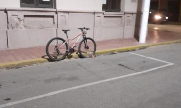 Una ciclista fue hospitalizada tras caer al esquivar un bache en el centro