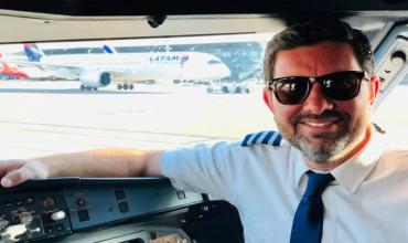 El piloto del vuelo de Punta del Este de Adorni aseguró que el viaje lo pagó un periodista de la TV Pública