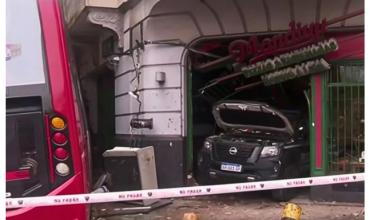 Un patrullero se incrustó en una pizzería tras un violento choque con un colectivo en Constitución