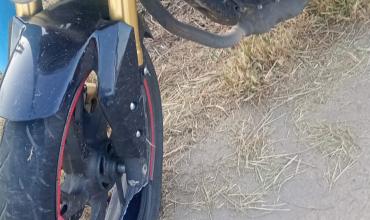 Motociclista cayó en una rotonda y sufrió lesiones en barrio Facundo Quiroga