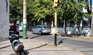 Motociclista sufrió graves lesiones tras chocar con un auto en barrio Ferroviario