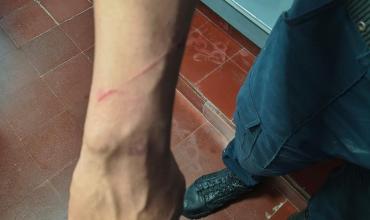 Entró a robar con un machete, huyó al ver a la policía y terminó agrediendo a efectivos