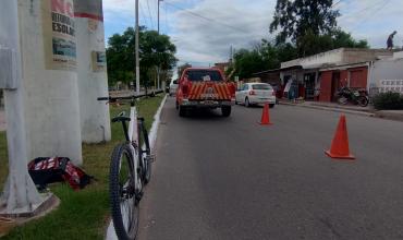 Ciclista resultó herida tras chocar con un auto en avenida Independencia