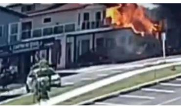 Se estrelló una avioneta sobre un restaurante en Brasil y el video es dramático: el piloto murió en el acto