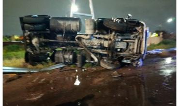 Un camión de gran porte volcó en Mendoza: el conductor dio 1,07 en el test de alcoholemia