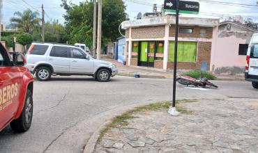 Choque entre camioneta y moto en barrio 3 de Febrero: un joven sufrió lesiones leves en una pierna
