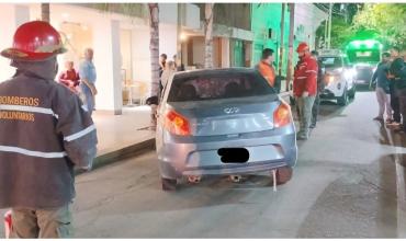 Violento choque contra un árbol en pleno centro: viajaban cinco personas, entre ellas tres menores