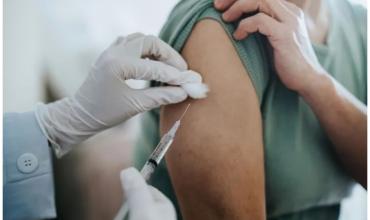 Salud: entregan dosis de vacunas antigripales para grupos de riesgo