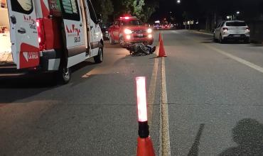 Choque entre moto y auto dejó una mujer herida en Av. Ortiz de Ocampo