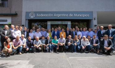 Intendentes marchan al Ministerio de Economía para reclamar fondos y la reactivación de las obras