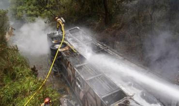 Tragedia en Ecuador: un colectivo cayó por un precipicio, se prendió fuego y murieron al menos 14 pasajeros