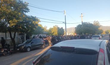 Colegio N°4: realizan control de mochilas en el ingreso de estudiantes por medidas de seguridad