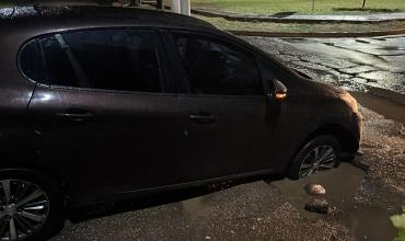 Un automóvil quedó incrustado en un hundimiento de la calzada en barrio Islas Malvinas