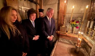 Milei rindió homenaje al papa Francisco desde el Santo Sepulcro y envió una carta al Episcopado