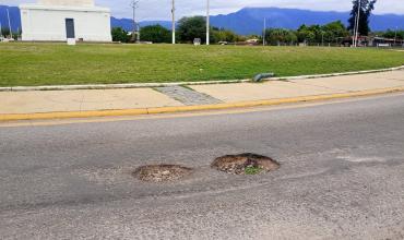 Detectan peligrosos baches en la rotonda de San Nicolás y piden intervención urgente