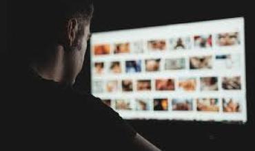 Entró a un sitio erótico, lo chantajeó una escort y aceptó una entrega controlada de dinero para atraparla