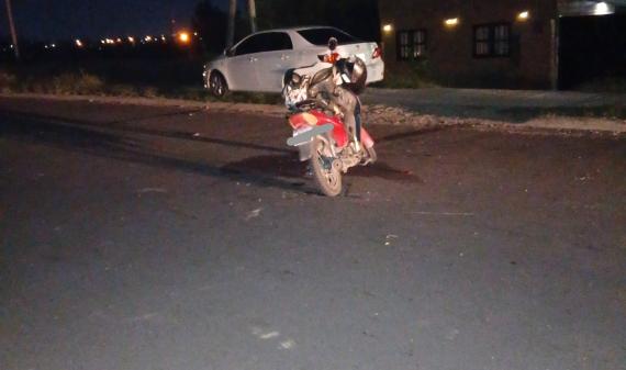 Accidente en Av Los Cactus: una motocicleta chocó a un auto que estaba estacionado en una zona sin iluminación 