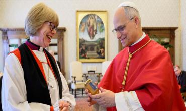El Papa León XIV rezó con la primera mujer arzobispo de Canterbury