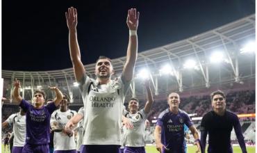 Quién es el argentino que hizo un triplete y amargó a Messi en el Clásico del Sol