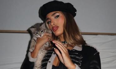 Julieta Poggio deslumbró con un look de chaqueta napoleónica y micro short