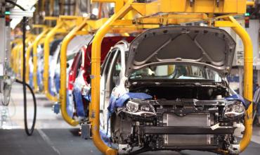 Por la presión de los autos chinos, las automotrices congelan precios en Argentina