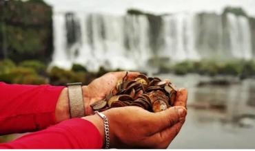 Tras una bajante histórica, encontraron 400 kilos de monedas en las Cataratas del Iguazú
