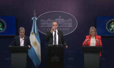 Manuel Adorni dio una conferencia escoltado por Luis Caputo y Alejandra Monteoliva y no respondió preguntas