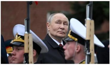 Putin justifica la guerra en Ucrania durante un reducido desfile del Día de la Victoria