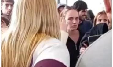 Piñas, insultos y empujones en una facultad pública para desalojar mesas informativas libertarias