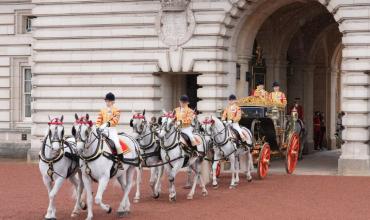 Una tradicional ceremonia del rey Carlos III en el Parlamento desnuda la fragilidad del gobierno laborista en el Reino Unido