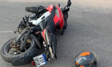 Un choque entre motocicletas en barrio Nueva Rioja dejó un joven hospitalizado