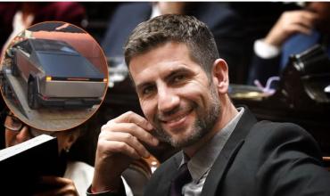 El diputado libertario del Tesla había comprado otra unidad igual por casi 300 mil dólares, pero nunca se la entregaron