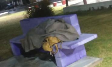 Chepes: asistieron a un hombre que dormía en la plaza en medio de una noche de intenso frío