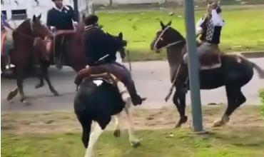 Escándalo en Berazategui: dos jinetes se pelearon a rebencazos en un desfile patrio