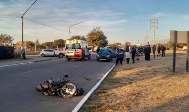 Fuerte choque entre un auto y una motocicleta sobre avenida 2 de Abril
