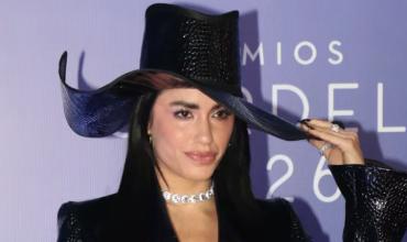 Lali Espósito revolucionó la alfombra roja de los Premios Gardel: cuero, escote, sombrero y joyas