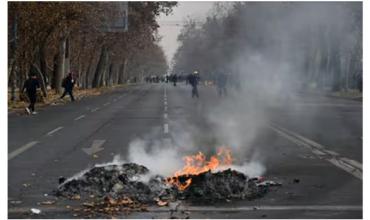 Chile: choques entre carabineros y manifestantes por marcha contra recortes sociales