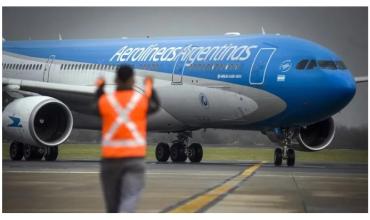 Escándalo en un vuelo a Córdoba: pasajera mordió a un policía y la bajaron del avión