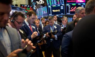 Mercados: sube Wall Street y empuja la recuperación de acciones y bonos argentinos