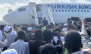 El árbitro del Mundial que fue deportado de EE.UU. regresó a Somalia como un héroe y dejó una promesa