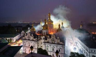 Rusia lanzó uno de los mayores ataques contra Ucrania y provocó un incendio en un histórico monasterio de Kiev