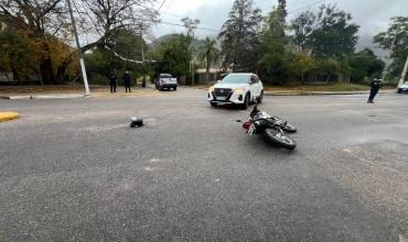 Choque en avenida San Francisco: una motociclista sufrió una fractura y fue hospitalizada
