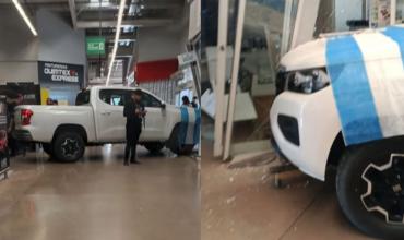 Pusieron en marcha una camioneta de exhibición dentro de un supermercado y terminó incrustrada en un local