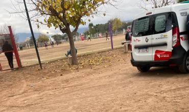 Un futbolista debió ser hospitalizado tras sufrir un fuerte golpe durante un partido