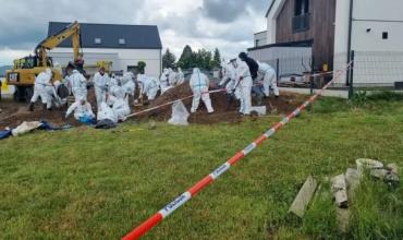 Cómo fue el operativo que permitió descubrir 34 fetos enterrados en el jardín de una médica en Polonia