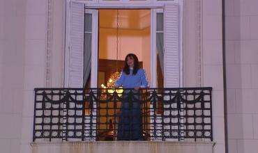 Cristina Kirchner salió al balcón a saludar a la militancia que se movilizó desde Parque Lezama