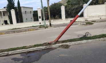 Un automóvil chocó contra un pilar de alumbrado público y se dio a la fuga